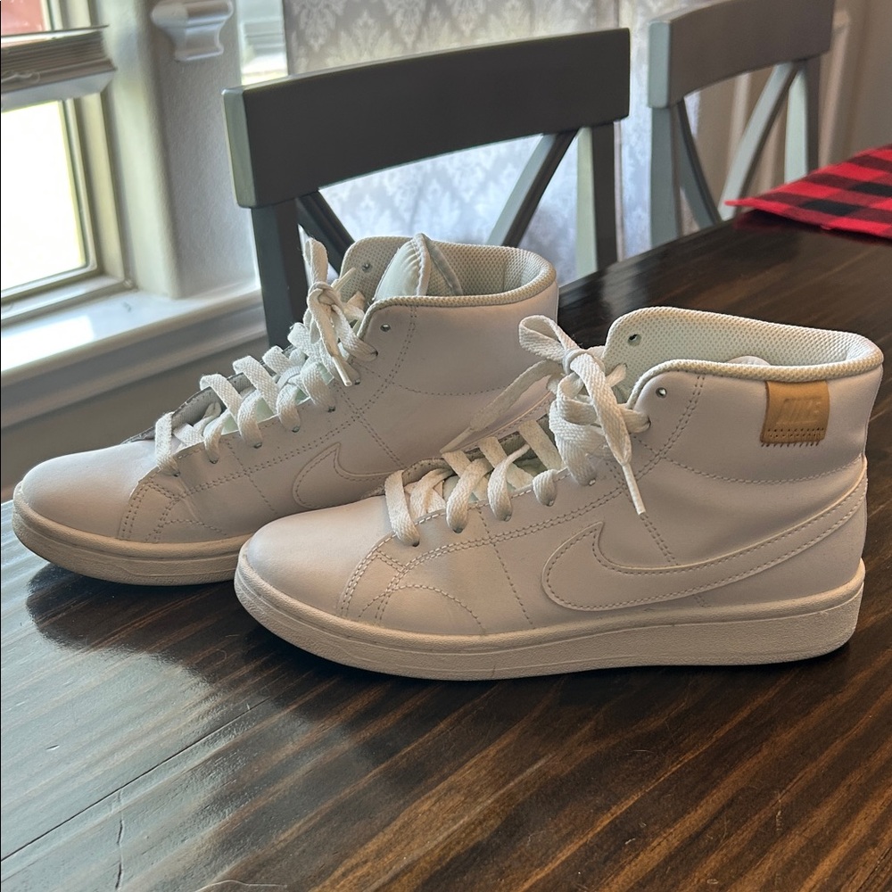 WOMEN'S NIKE COURT ROYALE 2 MID SNEAKERS